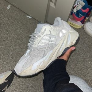 Yeezy 700 analog